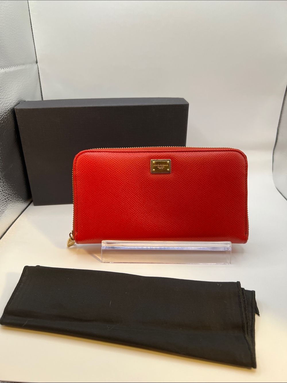 Dolce & Gabbana Red Saffiano Zip-Around Wallet with Gold Plaque - Picture 13 of 13